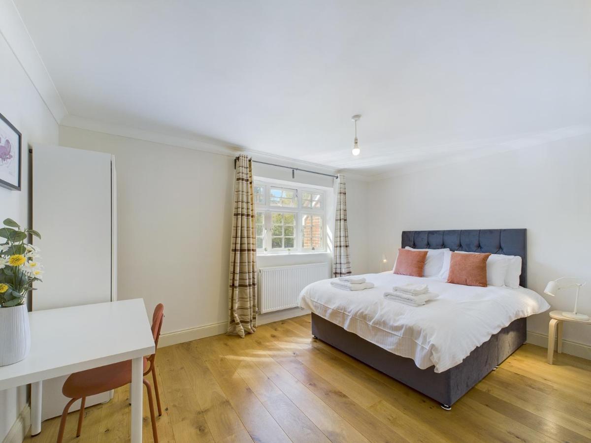 Duplex Redhill Town Centre Apt By Livingo Stays Redhill (Surrey) Exterior foto