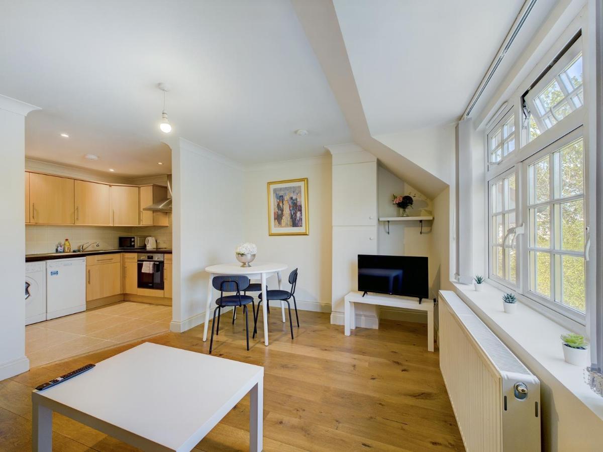 Duplex Redhill Town Centre Apt By Livingo Stays Redhill (Surrey) Exterior foto