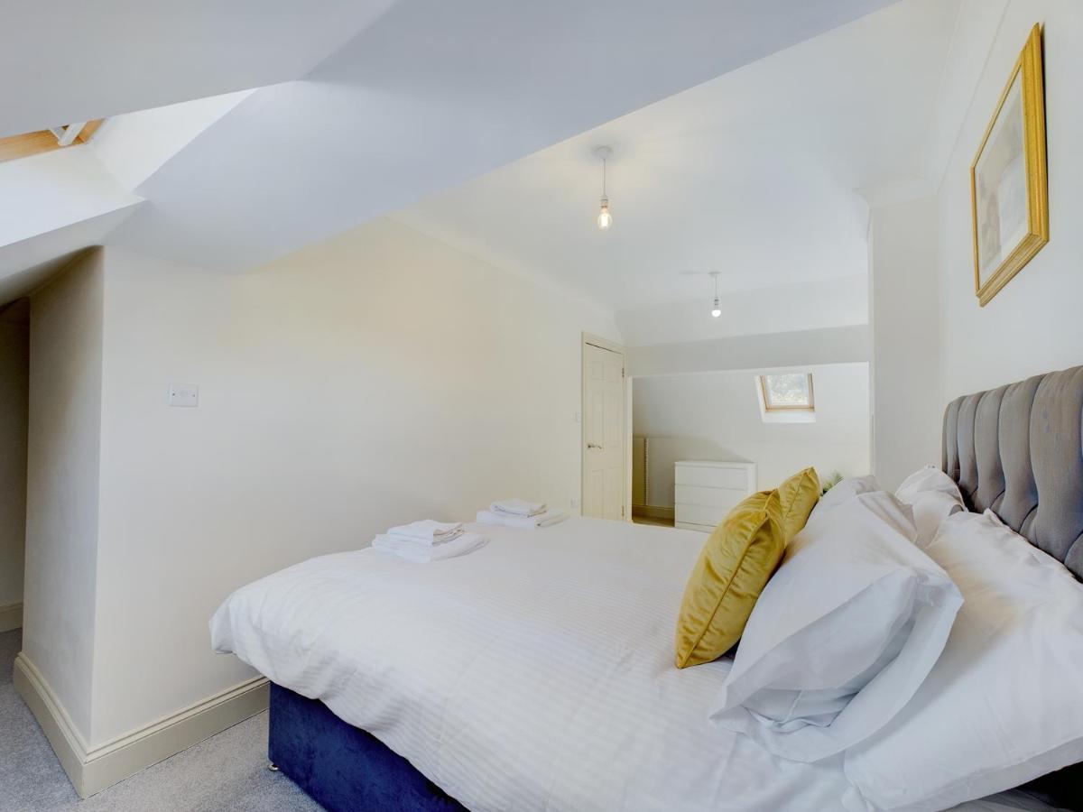 Duplex Redhill Town Centre Apt By Livingo Stays Redhill (Surrey) Exterior foto