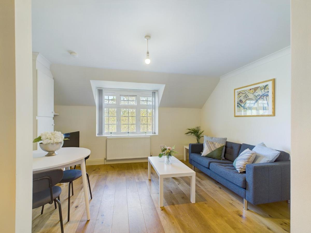 Duplex Redhill Town Centre Apt By Livingo Stays Redhill (Surrey) Exterior foto
