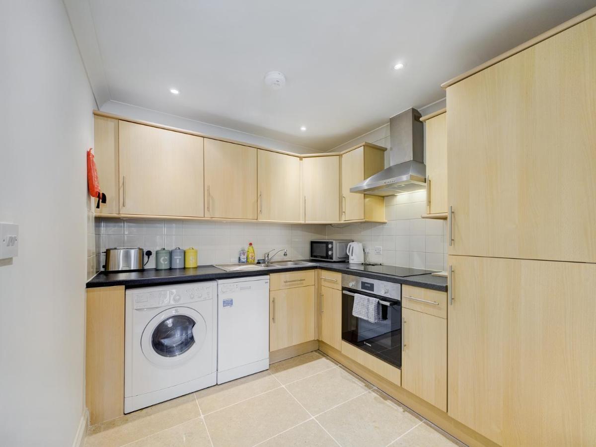 Duplex Redhill Town Centre Apt By Livingo Stays Redhill (Surrey) Exterior foto